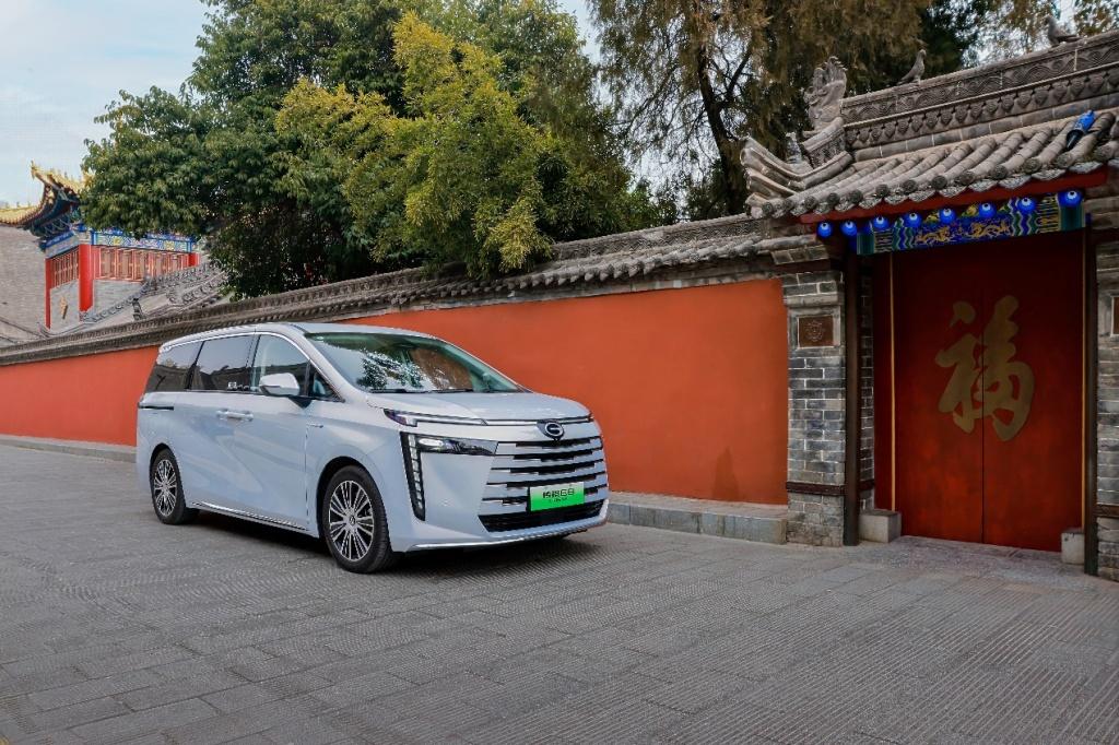中型MPV冠军传祺E8+再放大招,PRO+限时一口价20.98满爱上市