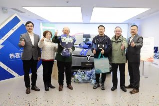 最年长用户诞生！岚图知音交付90岁英雄一家，中国智造为英雄护航