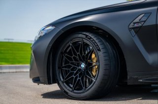 全新倍耐力P ZERO首秀即登顶＂TYRE REVIEWS＂对比测试榜首