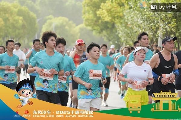 2025十堰马拉松圆满收官,看东风商用车跑出耐力与速度