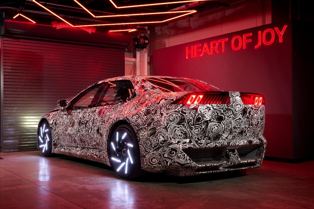 BMW新世代智舱“巨幕”展台首“秀”上海车展,三大首创技术亮相