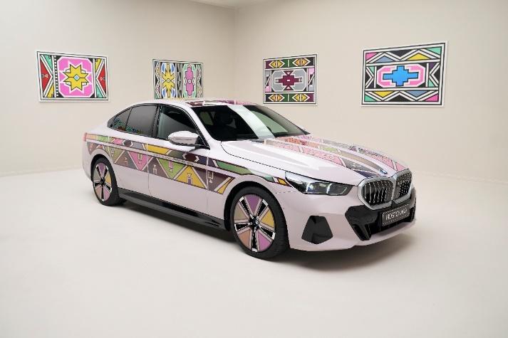 BMW新世代智舱“巨幕”展台首“秀”上海车展,三大首创技术亮相