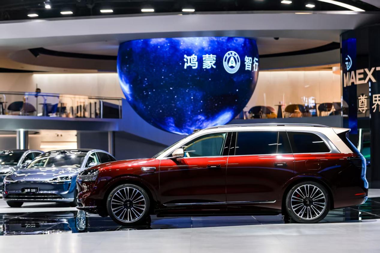 “三冠王”问界M9升级归来！2025款以安全科技征服高端市场