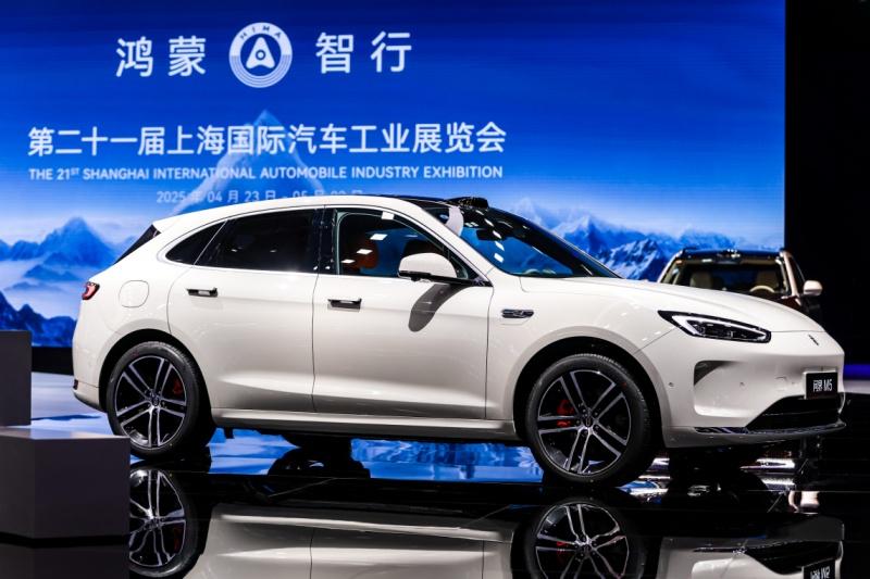 颜值与实力并存!问界新M5 Ultra成上海车展焦点