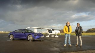地空对决——保时捷Taycan Turbo GT挑战电动飞机
