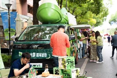 百变大拿“粽”装出街!上汽大通大拿变身“粽子车”,助奋斗者开启创富路