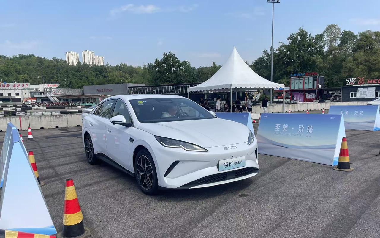 海豹06EV试驾感受总结,智能泊车辅助很丝滑,云辇-C加持不晃不颠