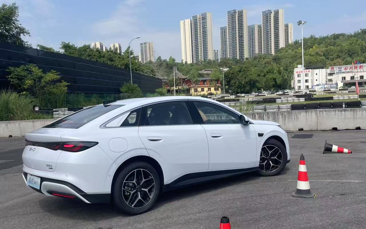 海豹06EV试驾感受总结,智能泊车辅助很丝滑,云辇-C加持不晃不颠