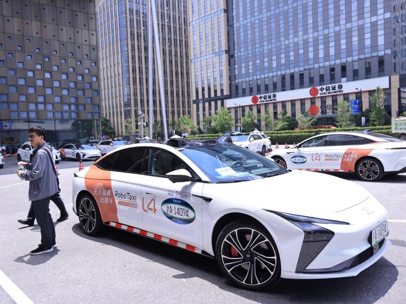 智己汽车亮相2025世界人工智能大会 首获上海新一批智能网联汽车示范运营牌照
