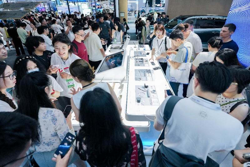 吉利携阶跃星辰亮相WAIC2025:加速汽车向具身智能进化