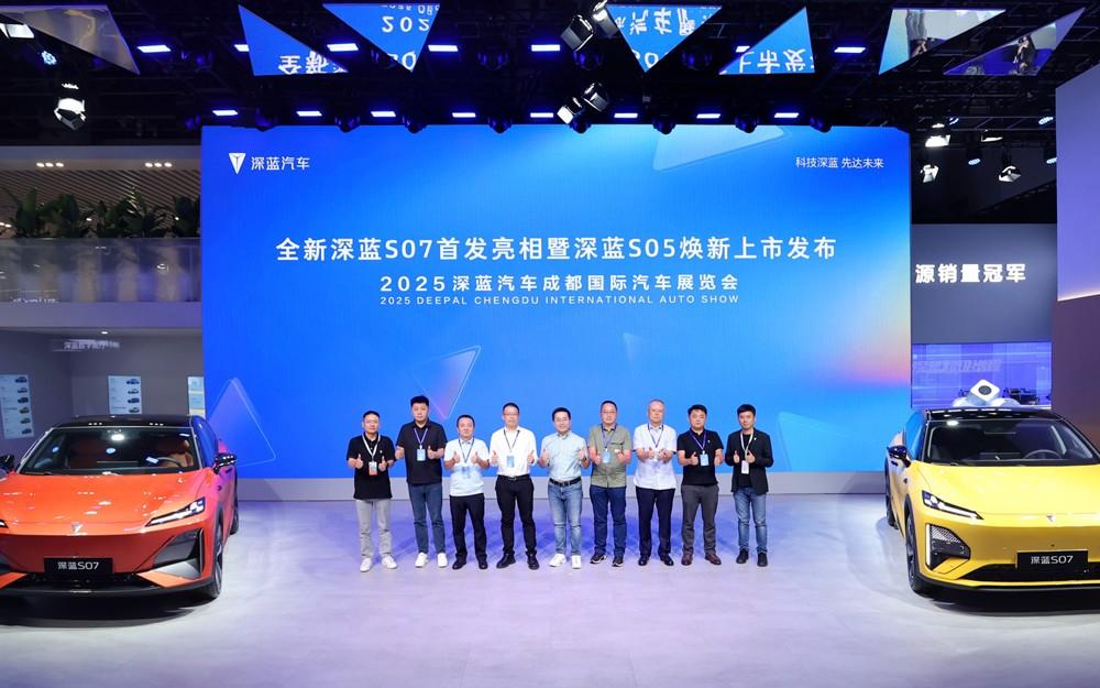 全新深蓝S07亮相车展为引领再进化,豪华、舒适、智能、续航全面越级