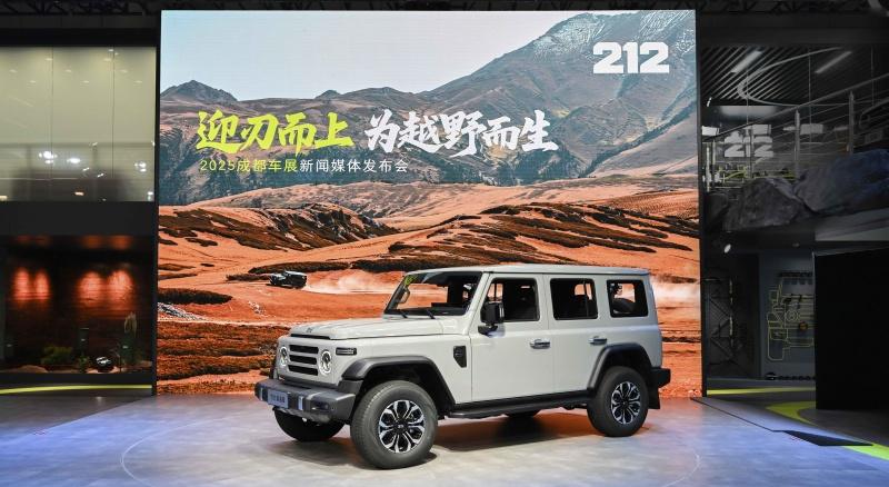 212越野车携T01柴油版亮相成都车展并宣布升级款检阅官正式售价