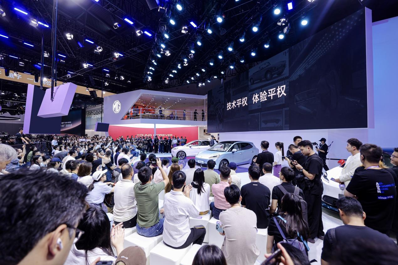 半固态电池、超级混动双王炸：全新MG4与荣威M7 DMH登陆成都车展