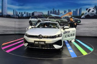 贯穿式灯带、发光LOGO、15英寸中控屏，速腾L是你的菜吗？