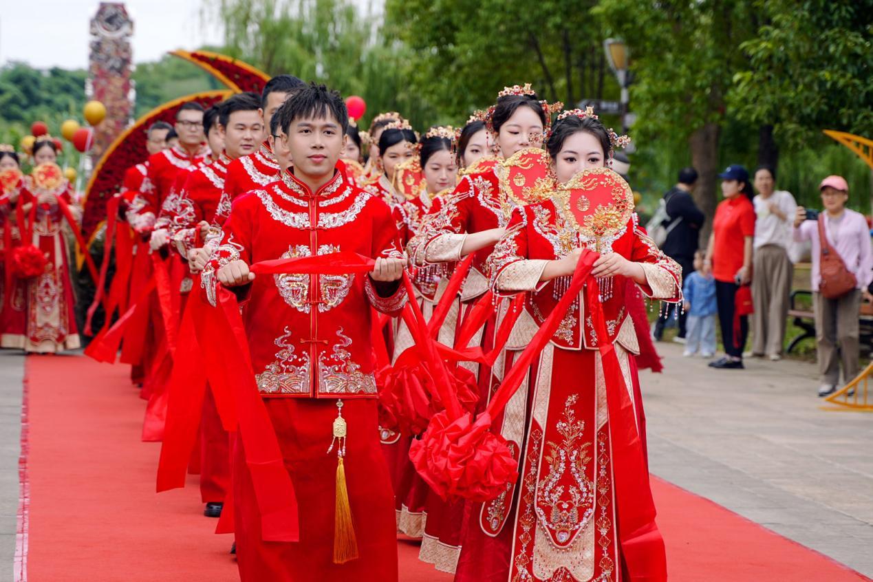 乘东风结同心 遇知音谱新篇 东风汽车2025年职工集体婚礼温情启幕