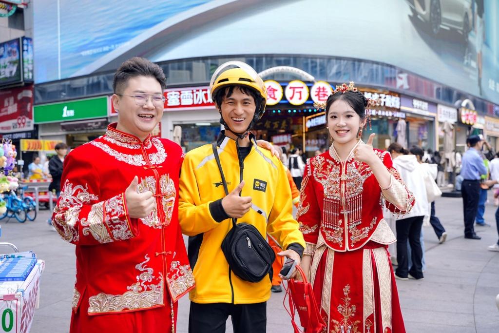 乘东风结同心 遇知音谱新篇 东风汽车2025年职工集体婚礼温情启幕