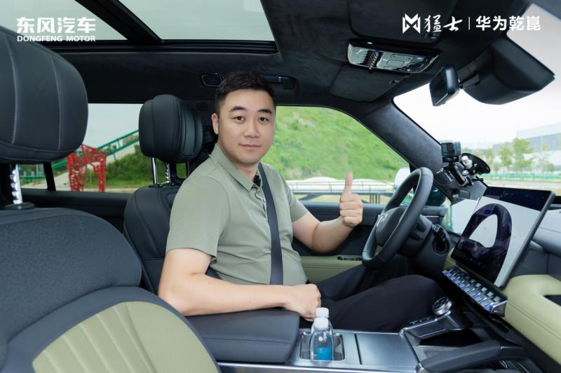 冠军之选！赵芸蕾、洪炜冠军之家喜提猛士M817
