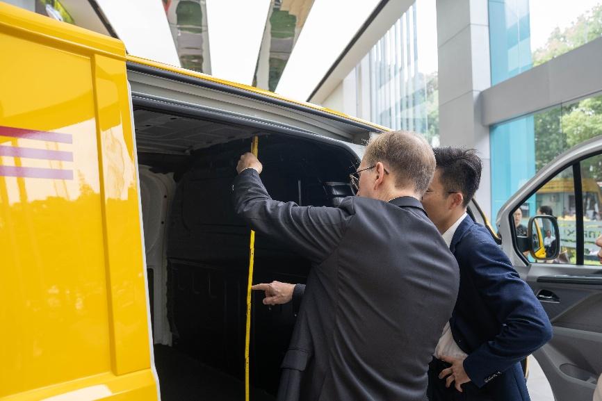 从“最大单”到“持续加码”！DHL续购500台EV30，上汽大通领跑欧洲绿色物流赛道