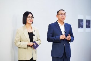 岚图泰山座舱首发，揭秘AI云舒座椅、鸿蒙语音大模型、32扬声器天籁声场