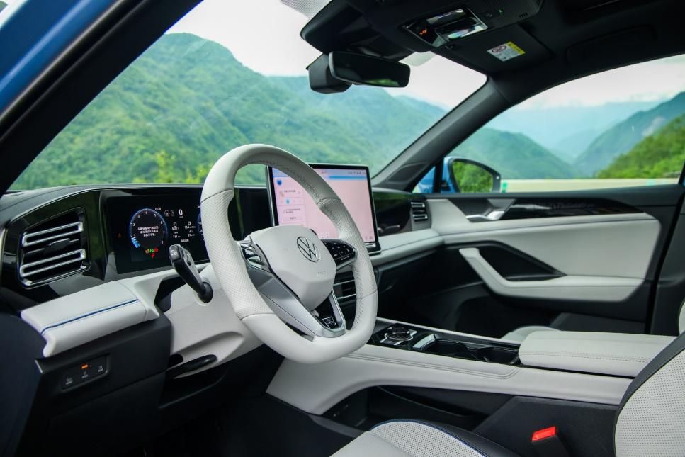 限时价19.29万元起，燃油SUV“真六边形战士”，途观L Pro 2026款靠谱与智能兼得