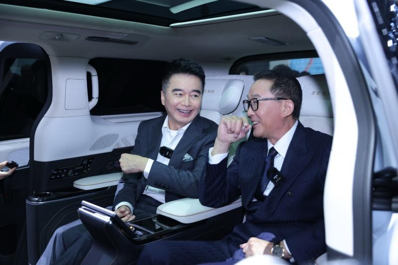 许亚军订极氪9X排大队，吴刚回家商订009！《人民的名义》老戏骨力挺国产豪车