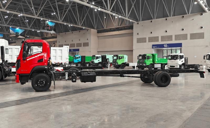 助力东风商用车抢占细分赛道 东风新疆7款新品亮相2026合作伙伴大会