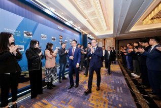 华为乾崑赋能 产品持续加码 猛士汽车2026商务大会夯实与经销商共赢根基！