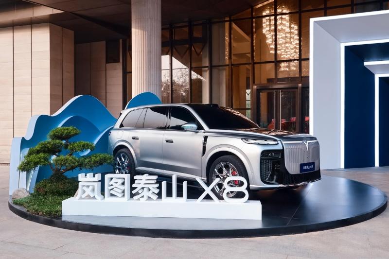 中国最大五座SUV岚图泰山X8首度亮相，重新定义8系天花板