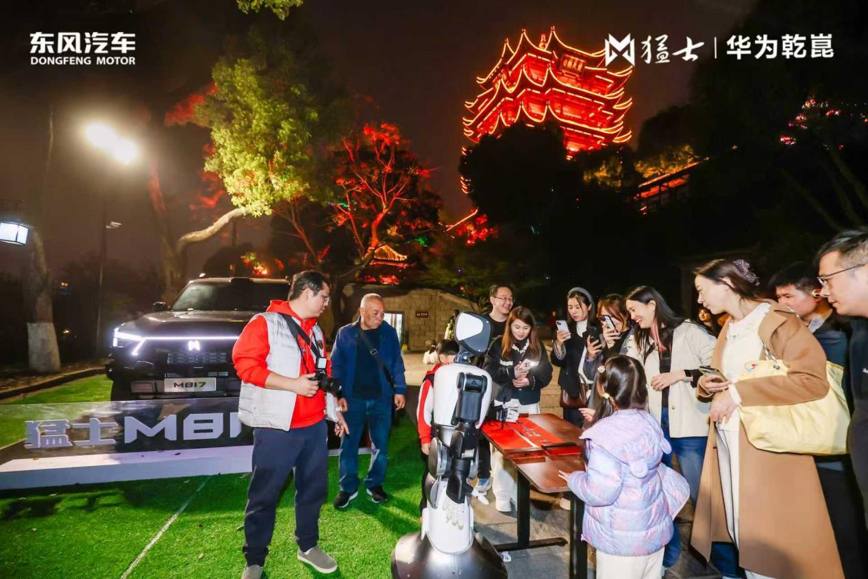 硬核打卡武汉地标，猛士M817与“赛博导游”小猛出圈！解锁城市新名片