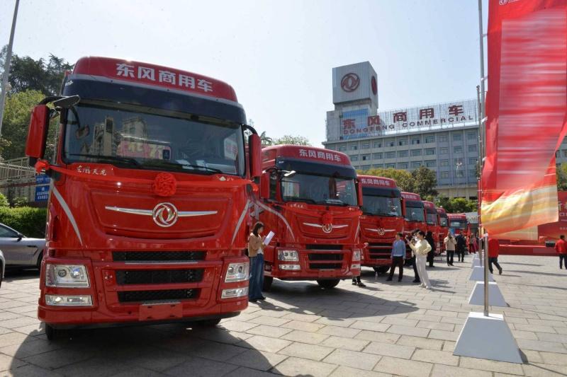 政企携手推进危化运输安全升级 东风商用车150台牵引车集中交付丹江口 