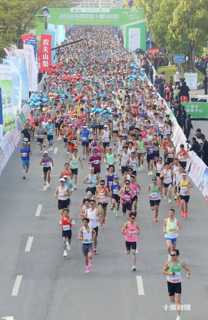 春潮涌动，车城沸腾。4月19日，以“问道武当·上善十堰”为主题的2026东风奕派十堰马拉松在十堰奥体中心鸣枪起跑。作为中国田径协会认证的国家A类赛事，本届“堰马”总规模达12000人，参赛热度再创新高。此次赛道设计极具特色，将汽车设计、制造等全产业链元素巧妙融入全程，让跑友在奔跑中感受十堰汽车工业的深厚底蕴。   十堰是东风的故乡，其发展历程与马拉松所蕴含的坚持与自我超越精神不谋而合。在半马终点的东风汽车博物馆，东风商用车展出了两台重磅商品：东风天龙KL华为兆瓦超充牵引车与东风天龙KH燃气牵引车。这两款“硬核选手”，一台是新能源领域破解“补能焦虑”的标杆之作，一台是燃气重卡赛道兼顾动力、经济与舒适的创富伙伴，它们共同在“堰马”赛道上，为来自全国的跑友展现东风商用车在新能源与传统能源双线并进的发展答卷。   东风天龙KL：用兆瓦速度诠释奔跑效率 马拉松赛事所要求的长距离持续奔跑，是对人类体力与意志力的极限考验。在物流运输领域，资源运输和倒短运输场景同样对车辆的续航能力和运营效率有着极致追求。面对新能源重卡的补能难题，东风天龙KL华为兆瓦超充牵引车应运而生。车辆搭载华为兆瓦超充技术与欣旺达高倍率电池，双枪充电最大电流达2000A，不到20分钟即可完成20%至80%的电量补充。这一补能速度，将彻底解放纯电重卡的补能瓶颈，让重卡电动化从封闭场景迈向全场景。   该车搭载绿控永磁同步电机，峰值功率达510kW，配合绿控4挡AMT变速箱，确保满载工况下动力充沛、起步平稳。E/P双模式智能切换系统是这款车实现“多拉快跑还省电”的关键：在重载起步、山区爬坡等高负荷工况下，系统自动切换至P模式优先保障动力输出；而在空载或平坦公路行驶时，则切换至E经济模式，最大化能源经济性。这种精准的场景化适配，正是应对资源运输“空载去、满载回”典型工况的智慧方案，让不同驾驶经验的用户均能实现低能耗运营。 在可靠性方面，东风商用车数十年造车经验打造成熟底盘平台，搭载top级三电系统，可靠性经过市场验证。车辆关键电气部件均达到IP67级防护标准，双层钢结构电池包搭配热失控预警系统，从容应对矿区、港口等潮湿多尘的环境。此外，基于数十万客户驾驶大数据自主研发的整车控制系统，融合完全解耦制动能量回收技术与辅助制动技术，通过分场景最优匹配逻辑，进一步降低全生命周期运营成本。   东风天龙KH：以极致TCO定义创富伙伴 如果说东风天龙KL华为兆瓦超充牵引车是新能源赛道的破局者，那么东风天龙KH燃气牵引车则是燃气重卡领域精益求精的集大成者。基于全新D600整车平台打造的东风天龙KH，搭载了康明斯Z15N发动机，可配合赢动AMT变速箱或者龙擎DA12/DT14变速箱，组成一体化高效动力链，最大输出功率可达630Ps，峰值扭矩2620N·m，最低比气耗仅176g/kWh，不仅能轻松应对高速超车、重载爬坡等复杂路况，还能进一步降低能耗，帮助客户实现降本增效。   除去强大动力外，高承载能力也是提高运营效率的核心保障。东风天龙KH燃气车整合了200余项轻量化技术，整车整备质量仅为8.7吨，在满足法规要求的情况下相比同级别车型装载量提升500公斤左右。在外观设计上，整车风阻系数低至0.396，远低于行业普遍水平，配合流线型前面罩与低窗线玻璃设计，有效降低高速行驶风阻，进一步减少燃料消耗。 舒适性同样是东风天龙KH的一大亮点。整车拥有行业最大驾驶位，1111L的储物空间分布在驾驶室内多个区域，日常随车工具以及生活用品可有序收纳。一米宽的下卧铺，躺卧休息更舒适。主驾驶座椅采用了气囊减震座椅，提高在颠簸路面的行车舒适性。双12.3寸悬浮式大屏与科大讯飞联合定制的智能语音助手，支持语音控车、远程诊断和主动提醒功能，让驾驶室真正成为卡友舒适智能的移动之家。   当前，“双碳”目标深化推进、物流行业持续承压，商用车行业正加速迈向绿色化、智能化、高端化的转型之路。凭借高效、经济、安全、舒适的商品特性，东风天龙KL华为兆瓦超充牵引车与东风天龙KH燃气牵引车，不仅是东风商用车在新能源与传统能源双线并进的战略成果，更是对物流运输行业核心需求的精准回应。 当数千名跑者在半程马拉松终点的东风汽车博物馆前，感受着汽车工业的历史沉淀，东风商用车的“双线动力”正以另一种姿态领跑时代。它们是赛道旁一道靓丽的工业风景线，更是东风商用车以技术硬实力为物流行业注入强劲动能的生动缩影。