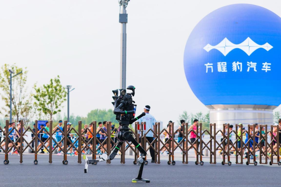 方程豹护航全球首场人形机器人马拉松，共谱未来出行新篇章