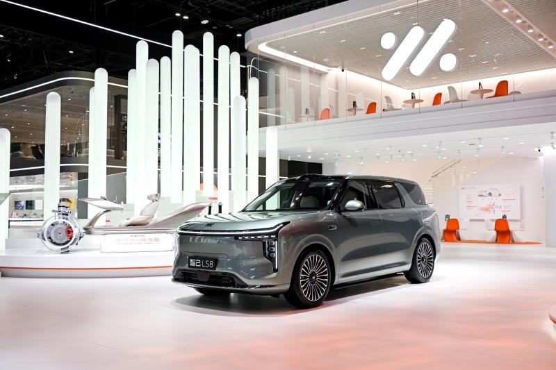 2026北京车展：智己LS8成必看的8系旗舰SUV，权益价24.98万元起