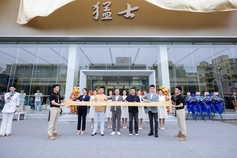 智野双强，巅峰共创，猛士M817 Ultimate北京车展正式亮相！
