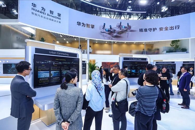 华为智擎&华为超充重磅亮相2026北京车展，引领运动域智能化与重卡超充化