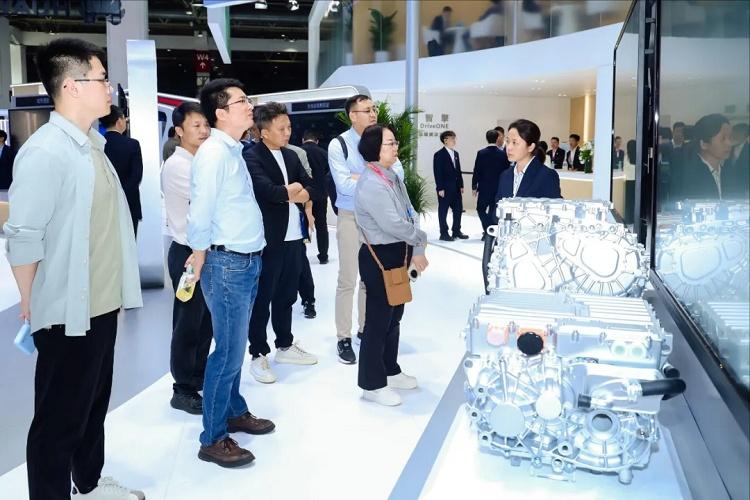 华为智擎&华为超充重磅亮相2026北京车展，引领运动域智能化与重卡超充化