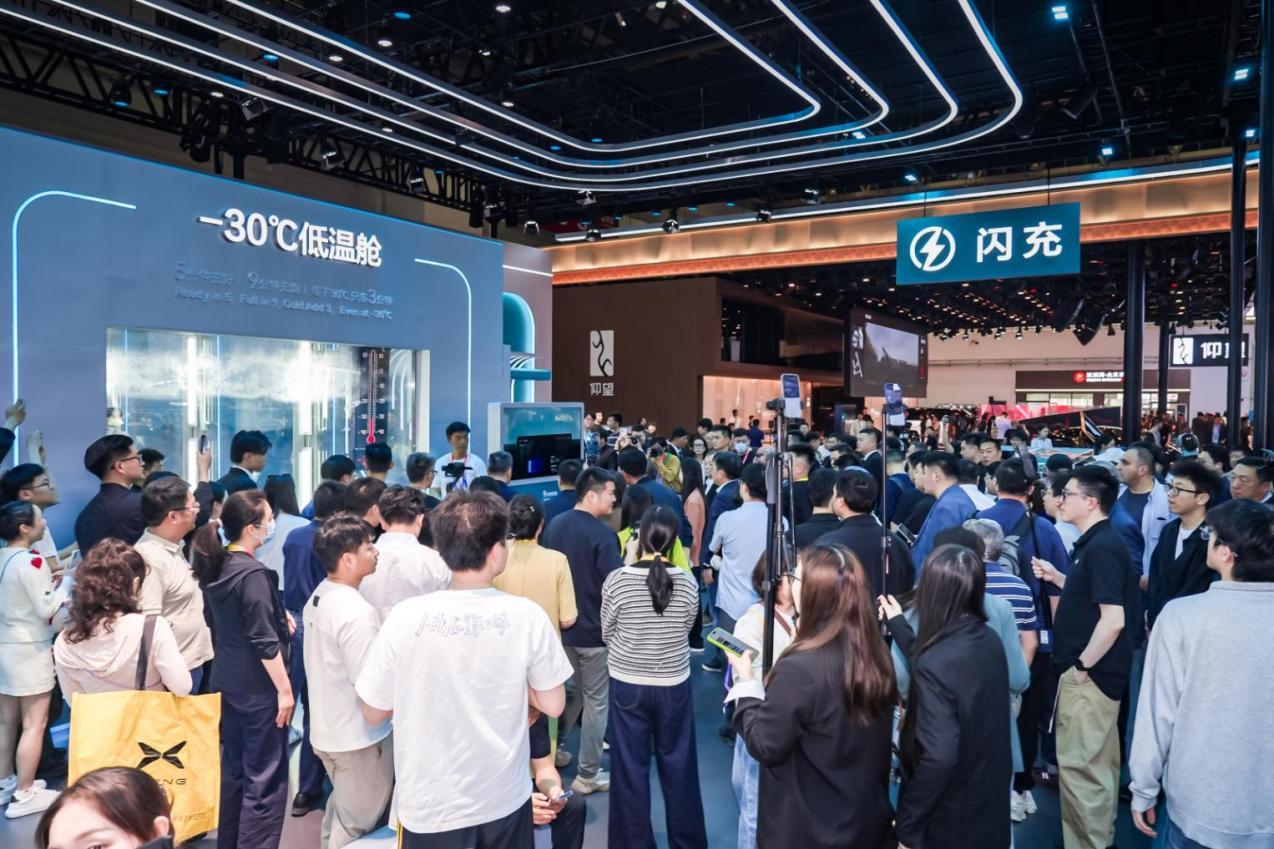 北京车展顶流实锤！比亚迪E3馆炸场，明星老外齐打卡