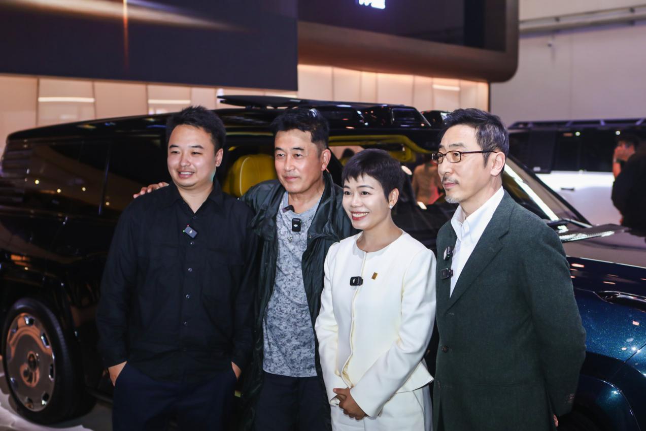 北京车展顶流实锤！比亚迪E3馆炸场，明星老外齐打卡