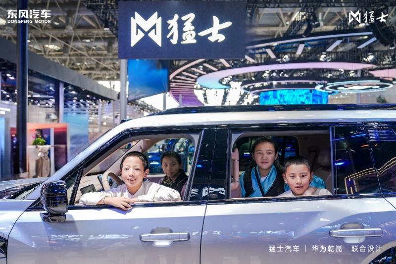 跨越千里的奔赴 猛士暖护少年心，藏区学子参观2026北京车展猛士汽车展台