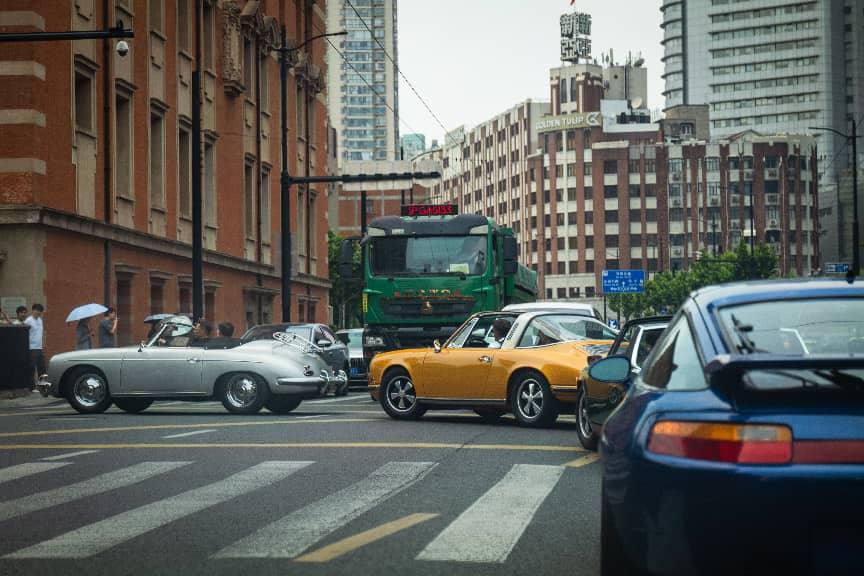 驶出展台，驶入街巷：保时捷经典车首度亮相上海公开道路