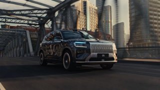 极氪8X 5月斩获销量口碑双冠 上市首月领跑8系混动SUV市场