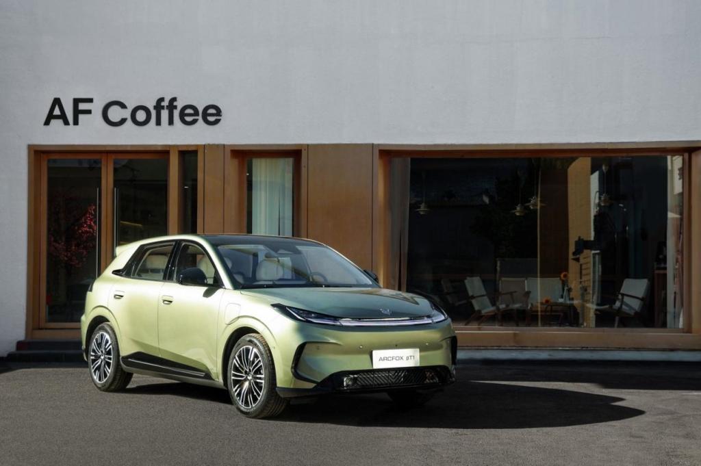 增配不加价！6.28万起极狐贝塔T1重构家庭精品纯电新标杆