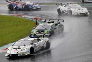 William Tregurtha与Jonathan Cecotto在复杂天气条件下称霸赛场