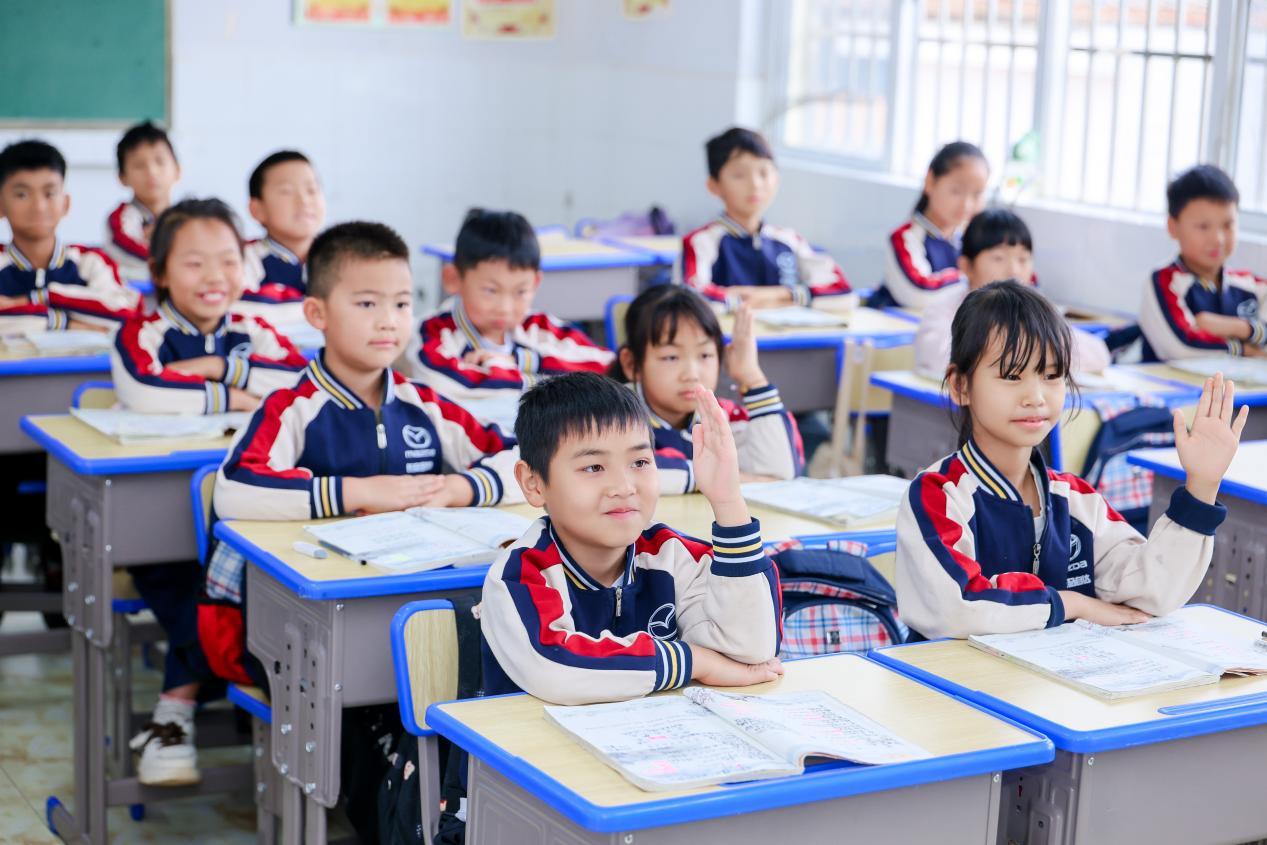 公益助学 为爱前行 长安马自达走进云南果吉希望小学